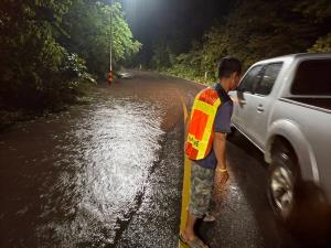 ราชบุรีฝนถล่ม! น้ำป่าไหลหลากสวนผึ้งท่วมถนน 3 อำเภอ ผู้ว่าฯ ส่ง Cell Broadcast เตือนภัย ล่าสุดน้ำเริ่มลด