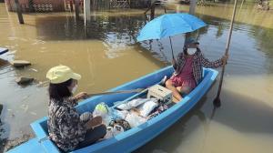 อยุธยาน้ำท่วมยืดเยื้อ! ชาวบ้านแพนยังพายเรือเข้าออกบ้าน เผยน้ำปีนี้มาไว “ขนาดผักบุ้งยังไม่ทันรู้ตัว” เยียวยา 9,000 บาทได้เร็ว