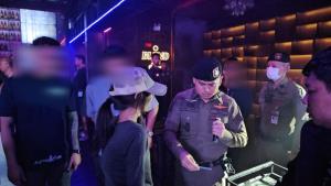 ผกก.สน.วังทองหลาง พร้อมกำลัง S.W.A.T. ตรวจเข้ม 9 ร้านดัง ย่านพระราม 9-มหาดไทย-ทาวน์อินทาวน์ เคร่งครัดห้ามเยาวชนต่ำกว่า 20 ปี ยาเสพติด และอาวุธปืน