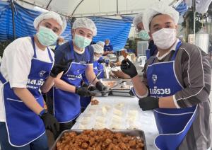 “โรงครัว ภท.” คึกคัก ปชช.แห่รับอาหารแน่น “สุขสมรวย” เติมความอร่อยครบคาว-หวาน