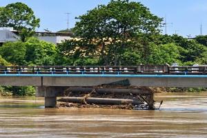 ราชบุรีสั่งปิดสะพานวัดม่วง ห้ามรถ 4 ล้อขึ้นไปผ่านเด็ดขาด รอตรวจสอบตอม่อหลังน้ำท่วม