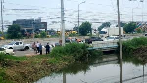 ชาวแพรกหนามแดงผวา! คราบน้ำมันตกค้างก้นคลอง เปิดประตูระบายน้ำพัดปนเปื้อนแหล่งเลี้ยงกุ้ง-ปลา