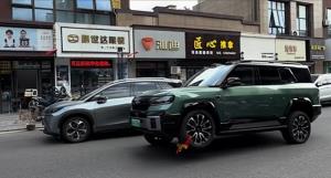 BYD FCB Bao 8 นายแน่มาก! โนแคร์ที่ล็อกล้อ ยกล้อขึ้นแล้วขับต่อ 3 ล้อกลางถนนจีน (มีคลิป)