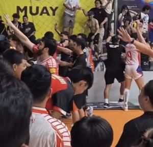 ฟุตซอลไทยลีกเดือดระอุ แฟนท่าเรือ-ท่าขาม ซัดกันนัว ขว้างข้าวของวุ่นหลังสิ้นเสียงนกหวีด