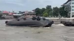 ระทึกกลางแม่น้ำป่าสัก! เรือลากจูงล่มหน้าวัดพนัญเชิงฯ กัปตันวัย 62 แขนหัก นักท่องเที่ยวถ่ายคลิปนาทีชีวิต