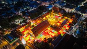“เทศกาลโคมแสนดวง” วัดพระธาตุหริภุญชัย เสน่ห์แสงศรัทธากลางเมืองลำพูน