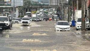 ฝนถล่มพัทยา! สุขุมวิทพัทยาใต้น้ำท่วมขัง รถติดหนัก ปิดช่องซ้าย รถเล็กผ่านลำบาก เตือนภาคตะวันออกเสี่ยงฝนหนัก