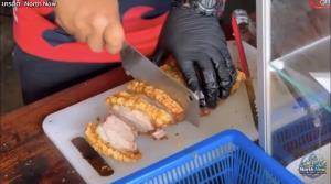 “หมูกรอบมาแล้วโว้ย” อีกหนึ่งเมนูสุดฮอตของชาวคลองลาน จ.กำแพงเพชร