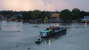 กู้สำเร็จ! เรือยนต์ลากจูงจมแม่น้ำป่าสักหน้าวัดพนัญเชิง ลอยพ้นน้ำทั้งลำ พบกระจก-ประตูเสียหาย เตรียมเข้าอู่ซ่อม พรุ่งนี้ 6 โมงเปิดเดินเรือปกติ