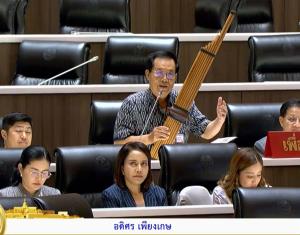 “อดิศร” ร่ายกลอนอัดยับ บางละมุง เปลี่ยนเสื้อวินจากส้มเป็นน้ำเงินเอาใจนาย ลั่นสีทึบเป็นอันตราย