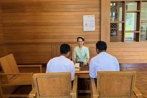 พม่าเผยภาพ ‘อองซานซูจี’ ในรอบ 2 เดือน รับของพระราชทานจากกษัตริย์อังกฤษ&amp;#8203; พร้อมสถานะนักโทษหญิงพิเศษ