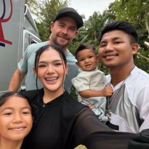 "คริส เฮมส์เวิร์ธ" พบปะครอบครัว "รถถัง" สุดชื่นมื่น หลังถ่ายทำภาพยนตร์ที่ไทย
