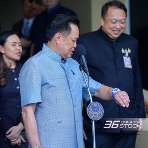 “อนุทิน” ยิ้มโชว์นาฬิกาใหม่ Swatch เรือนละเกือบห้าพัน ทำฮาลั่นสื่อทักโป๊ะยังไม่แกะพลาสติกกันรอย