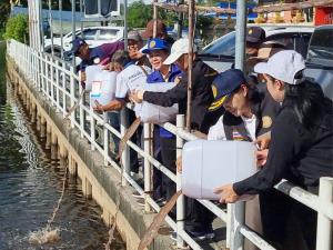 ผู้ว่าปทุม ลุยแก้น้ำเน่าคลองสี่ เร่งระบายน้ำดีไล่น้ำเสีย คาด 1–2 วันสถานการณ์ดีขึ้น เผยไอเดียเรือรดน้ำร่องสวนชาวบ้าน ใช้เพิ่มออกซิเจนในน้ำได้ดี