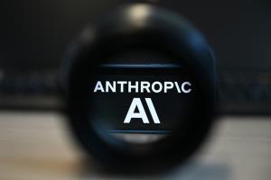 AI จีนเขย่าบัลลังก์ Anthropic! โมเดลราคาถูกท้าชนยักษ์สหรัฐฯ ก่อน IPO