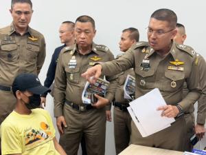 ผบช.สตม.นำทีมบุกพัทยา รวบ “อาหลี่” หนุ่มจีนหมายแดงคดีพนัน 1.5 พันล้าน สาวลึกพบเอี่ยวสวมสัญชาติเด็กไทย