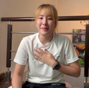 อินฟลูฯกีฬาสาวคนดังร่ำไห้แฉถูกขู่ กักตัวผจก.บังคับโพสต์แลกอิสรภาพ ปมเดือดร้านอาหารสวนรถไฟ