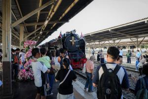 คึกคัก!รถไฟฯ ปล่อยขบวนรถจักรไอน้ำพิเศษ'วันปิยมหาราช'พ่วงตู้รถไฟสุดขอบฟ้าครั้งแรก