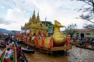 ชมภาพ--ชาวพม่าร่วมงานเทศกาลเจดีย์ผ่องดออู แห่พระพุทธรูปศักดิ์สิทธิ์กลางทะเลสาบอินเล