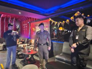 ตำรวจวังทองหลาง ผนึก S.W.A.T. บก.น.4 บุกตรวจ 8 สถานบริการยามดึก สุ่มตรวจ 54 นักเที่ยว ไม่พบยาเสพติด ไร้ผู้กระทำผิด