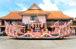 สุราษฎร์ธานี จัดยิ่งใหญ่ “ประเพณีชักพระ–ทอดผ้าป่า และแข่งเรือยาว” ส่งท้ายเดือนตุลาคม