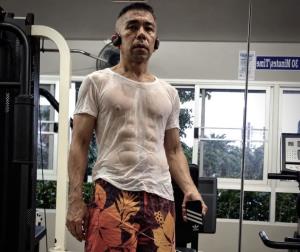 "พิง ลำพระเพลิง" ผู้กำกับดังวัย 60 เผยร่างทองชุ่มเหงื่อ ซิกแพคแน่นปึ้ก ลั่นความสุขคือการได้ "อวด"