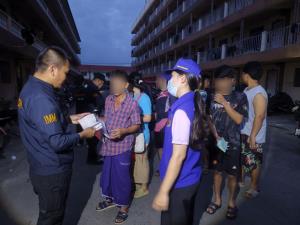 ตม.ปทุมฯ บุกค้นหอพัก 3 จุด รวบ 4 เมียนมาลอบเข้าเมือง-อยู่เกินกำหนด เอาผิดเจ้าของที่พัก 2 ราย