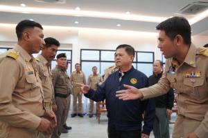 กรมการปกครองคุมเข้มอาวุธปืนทั่วประเทศ ตรวจร้านค้า–สนามยิงปืน ตั้งจุดตรวจ 4.3 แสนครั้ง จับ 621 ราย ยึดปืน 690 กระบอก กวาดล้างปืนเถื่อนตามนโยบายรัฐบาล